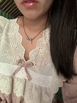 Snapshot of Beesex_02 chatting on December 18, 3:01 am Beesex 02 online show from December 18, 3:01 am