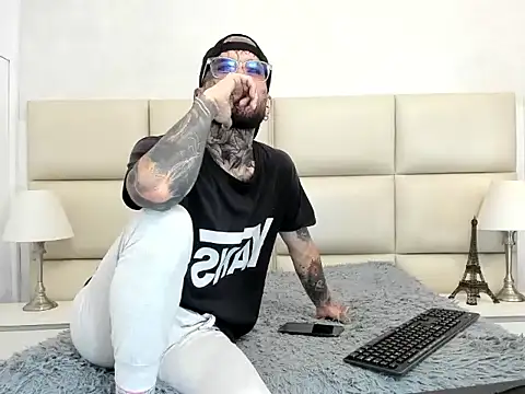 CalvinKorvus online show from December 18, 9:43 pm