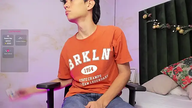 Snapshot of Aron_valverde chatting on December 18, 2:28 am Aron valverde online show from December 18, 2:28 am