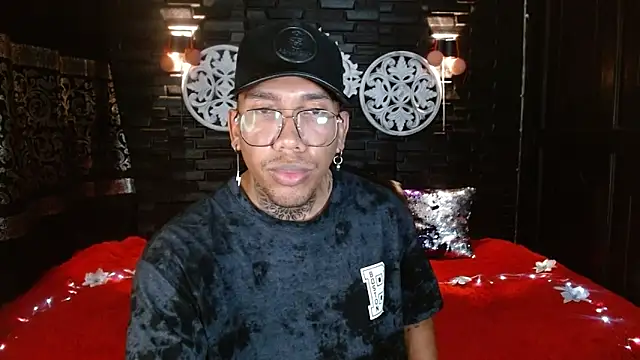 THIAN KNOX online show from December 19, 5:53 pm