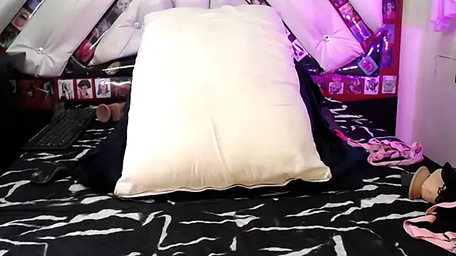 abril onnel online show from March 13, 8:43 pm