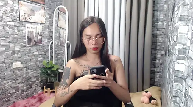 LOVELYMAYUMIE online show from March 2, 2:00 pm