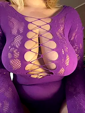 Snapshot of Best-B00bs chatting on November 2, 7:49 pm Best-B00bs online show from November 2, 7:49 pm