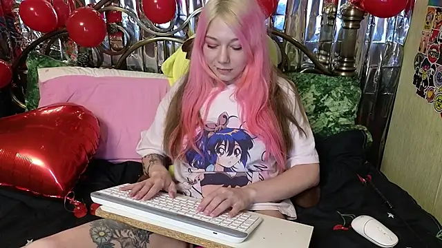 Snapshot of Sansarella chatting on February 12, 7:24 pm Sansarella online show from February 12, 7:24 pm