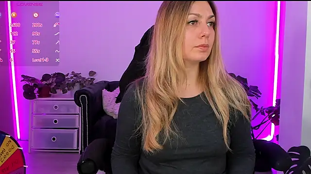 LindaWhite  online show from December 14, 5:03 pm