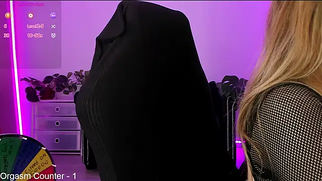 LindaWhite  online show from January 6, 9:32 pm