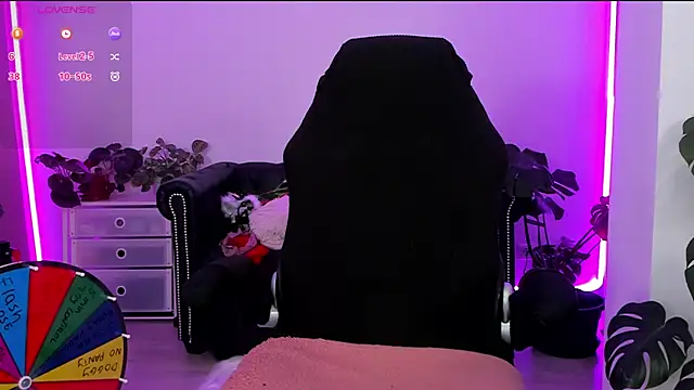 LindaWhite  online show from January 24, 5:00 pm