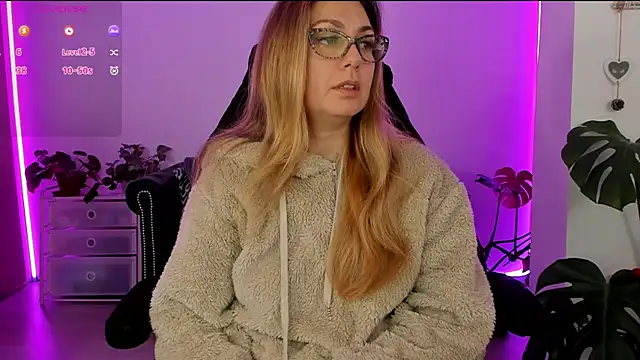 LindaWhite  online show from March 5, 9:37 pm