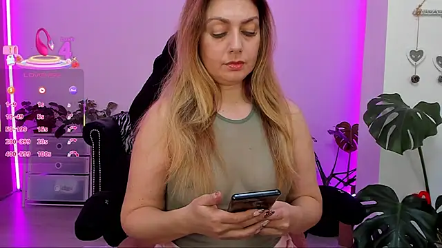 LindaWhite  online show from March 18, 5:10 pm