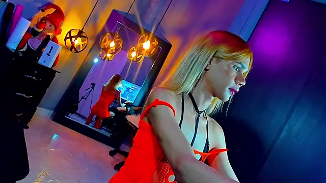 Snapshot of love_amor_ chatting on December 12, 6:47 am love amor online show from December 12, 6:47 am