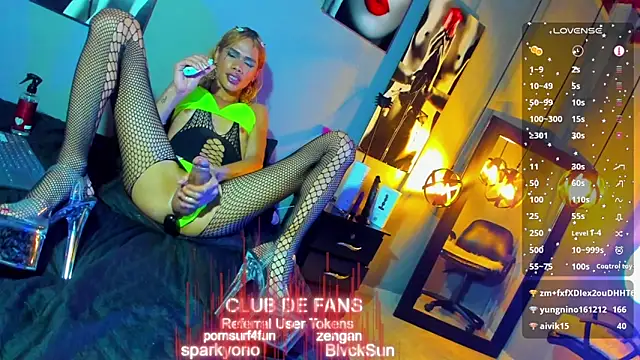 Snapshot of love_amor_ chatting on January 28, 5:22 am love amor online show from January 28, 5:22 am