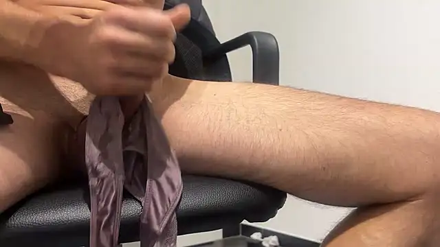 Snapshot of swissboy22 chatting on October 21, 8:15 am swissboy22 online show from October 21, 8:15 am