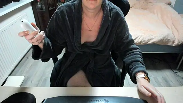 minoesje37 online show from February 13, 8:24 pm