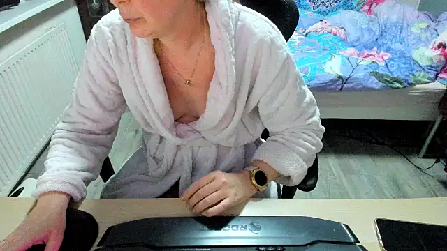 minoesje37 online show from March 3, 8:43 pm