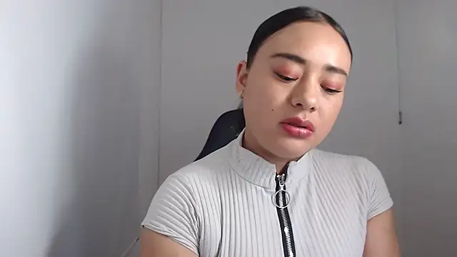 Snapshot of ReyleDoll chatting on December 2, 8:44 pm ReyleDoll online show from December 2, 8:44 pm