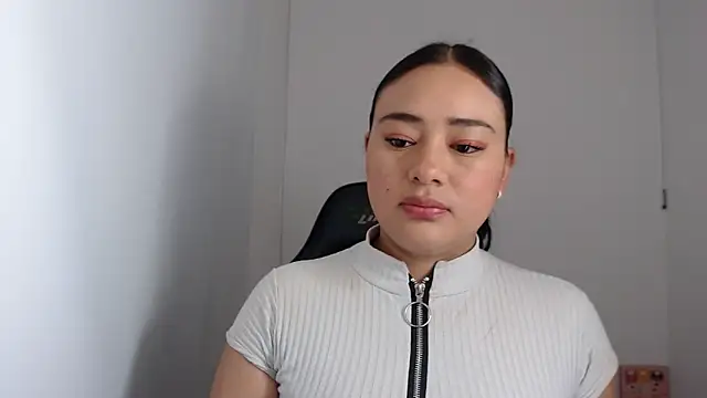 Snapshot of ReyleDoll chatting on December 6, 7:56 pm ReyleDoll online show from December 6, 7:56 pm