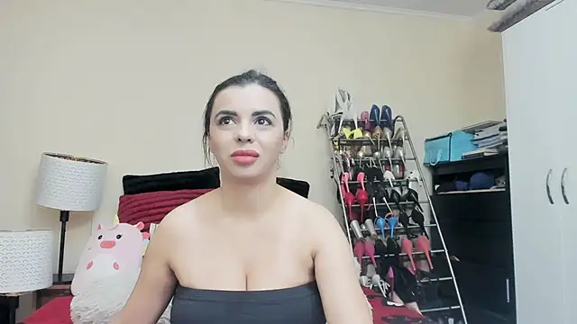 Snapshot of juliahayessxx chatting on February 13, 8:45 pm juliahayessxx online show from February 13, 8:45 pm