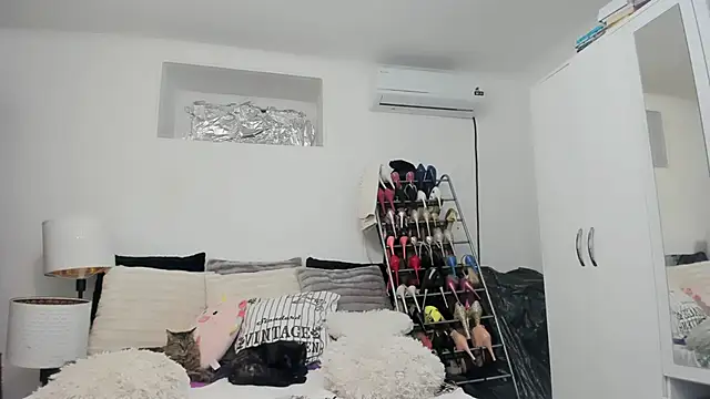 Snapshot of juliahayessxx chatting on November 11, 7:03 pm juliahayessxx online show from November 11, 7:03 pm