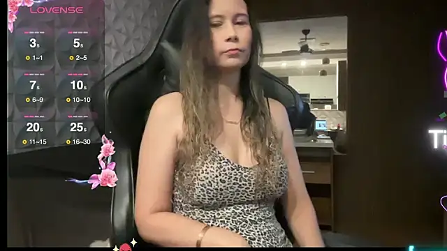 Snapshot of Leilacharlotte chatting on December 14, 12:38 am Leilacharlotte online show from December 14, 12:38 am