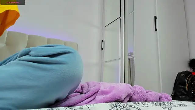 Snapshot of YourWildDestiny chatting on December 3, 5:23 pm YourWildDestiny online show from December 3, 5:23 pm