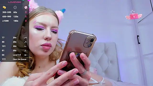 Snapshot of YourWildDestiny chatting on December 4, 2:31 am YourWildDestiny online show from December 4, 2:31 am