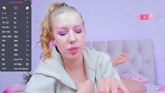 Snapshot of YourWildDestiny chatting on December 4, 9:07 am YourWildDestiny online show from December 4, 9:07 am