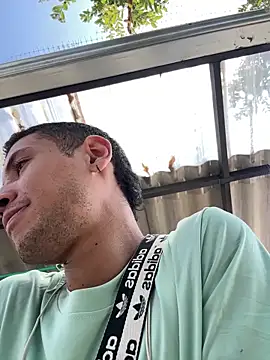 Snapshot of RetainedHound chatting on December 14, 4:45 pm RetainedHound online show from December 14, 4:45 pm