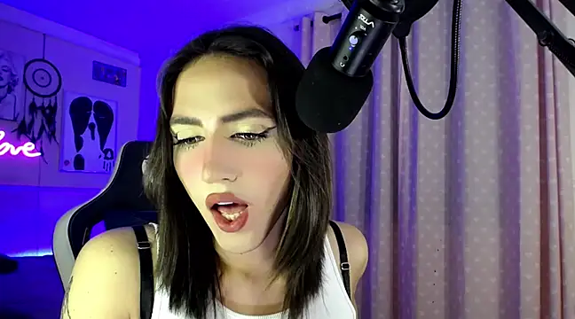 Snapshot of charlottesexxx chatting on January 28, 2:11 am charlottesexxx online show from January 28, 2:11 am