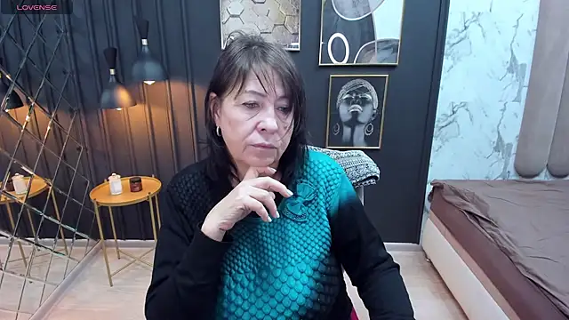 LindaPassionate online show from December 6, 5:20 am