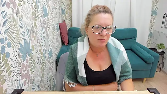 Snapshot of LeaPure chatting on December 8, 11:35 am LeaPure online show from December 8, 11:35 am