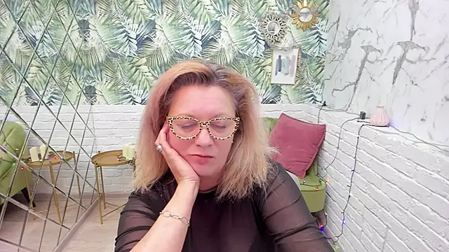 Snapshot of LeaPure chatting on January 4, 11:43 am LeaPure online show from January 4, 11:43 am