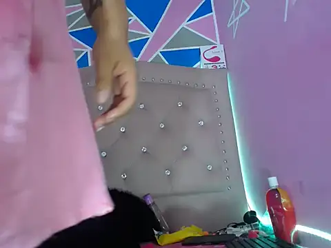 Snapshot of violetaass chatting on January 5, 7:17 pm violetaass online show from January 5, 7:17 pm