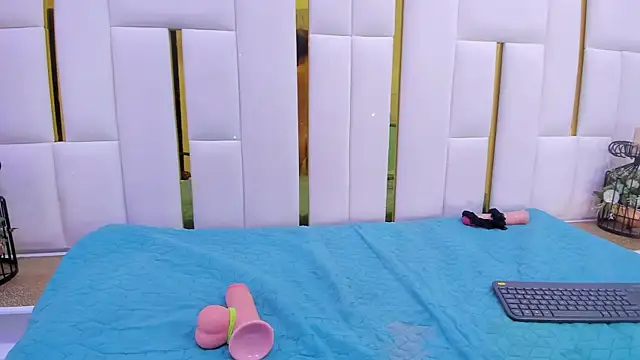 cristinapuerta  online show from December 2, 6:10 pm