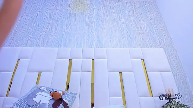 cristinapuerta  online show from December 19, 6:01 pm