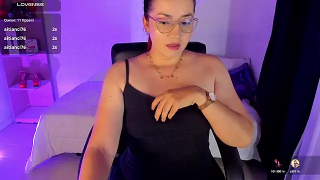 Snapshot of anastasia_bee chatting on December 5, 12:22 pm anastasia bee online show from December 5, 12:22 pm