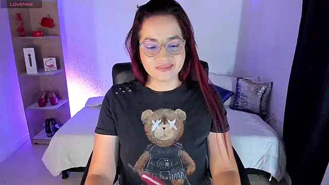 Snapshot of anastasia_bee chatting on December 10, 11:11 am anastasia bee online show from December 10, 11:11 am