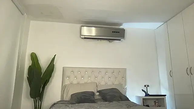 Snapshot of Michell_simons chatting on March 21, 7:44 am Michell simons online show from March 21, 7:44 am