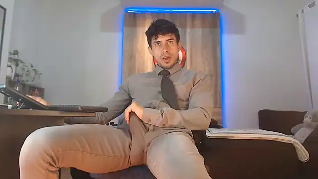 Snapshot of Andrew_4_ chatting on October 30, 1:07 am Andrew 4 online show from October 30, 1:07 am