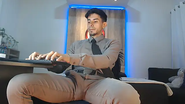 Snapshot of Andrew_4_ chatting on November 8, 4:34 am Andrew 4 online show from November 8, 4:34 am