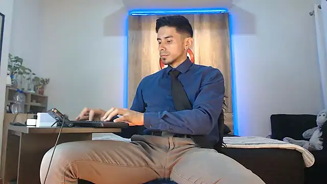 Snapshot of Andrew_4_ chatting on December 4, 2:43 am Andrew 4 online show from December 4, 2:43 am