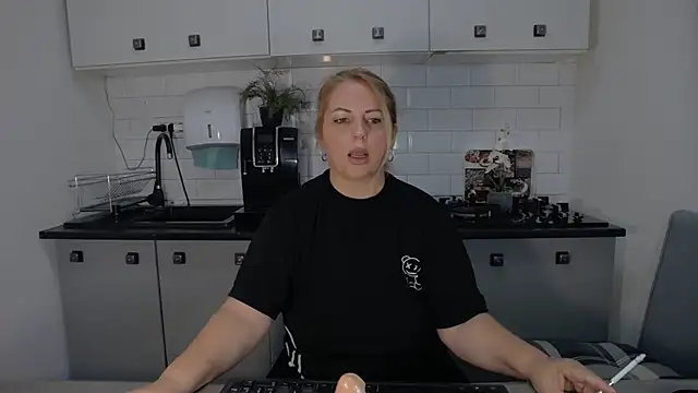 erikaerika online show from September 19, 8:16 am