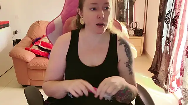 kisicaxx online show from January 28, 9:30 am