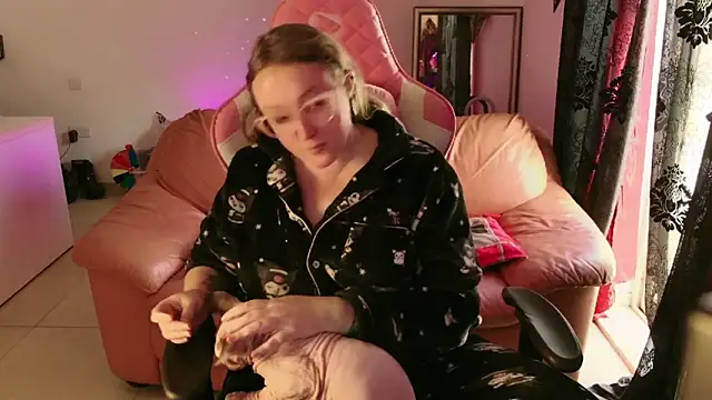 kisicaxx online show from February 8, 1:01 pm