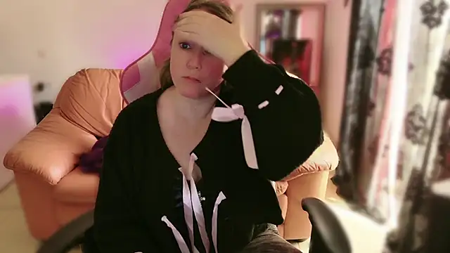 kisicaxx online show from February 18, 10:05 am