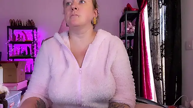 kisicaxx online show from November 17, 1:50 pm