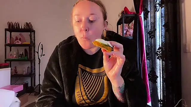 kisicaxx online show from November 26, 3:24 pm