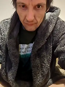 Snapshot of maciej chatting on December 5, 12:30 am maciej online show from December 5, 12:30 am