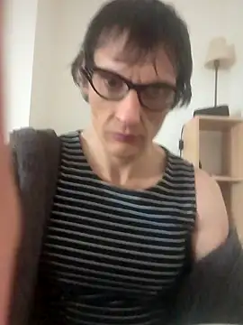 Snapshot of maciej chatting on February 3, 9:52 am maciej online show from February 3, 9:52 am