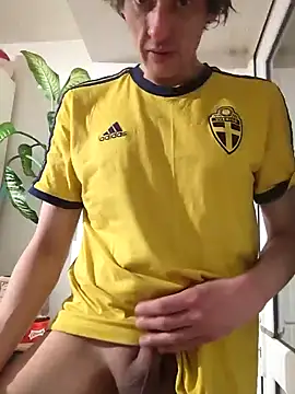 Snapshot of maciej chatting on February 15, 8:54 pm maciej online show from February 15, 8:54 pm