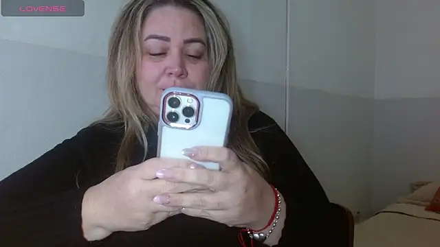 Snapshot of bella_savati chatting on September 27, 1:10 am bella savati online show from September 27, 1:10 am